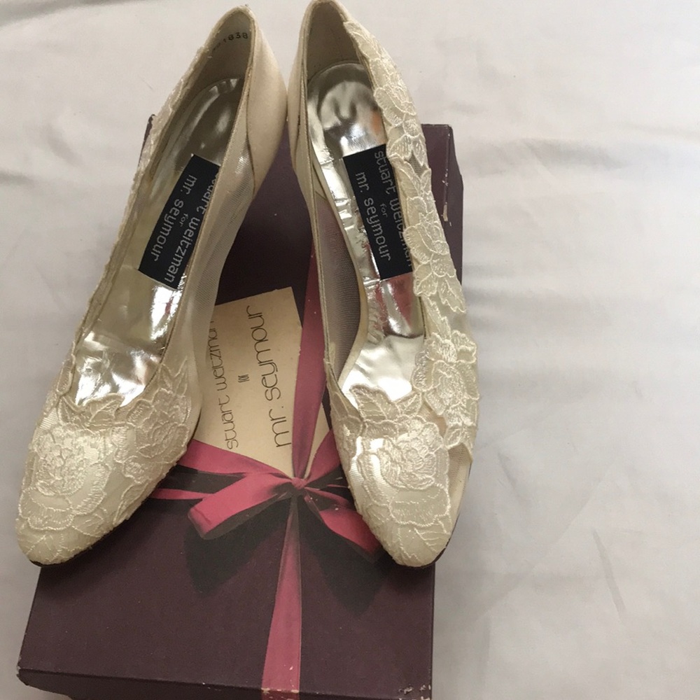 Stuart Weitzman vintage lace pumps Size 6.…